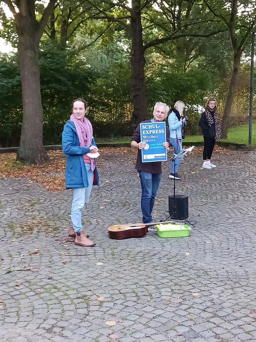Schulleitung mit Schild vom Schulexpress.