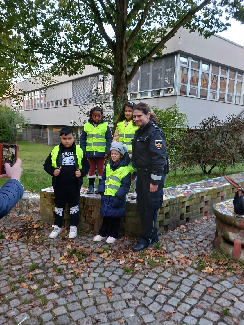 Schüler*innen mit Polizistin.