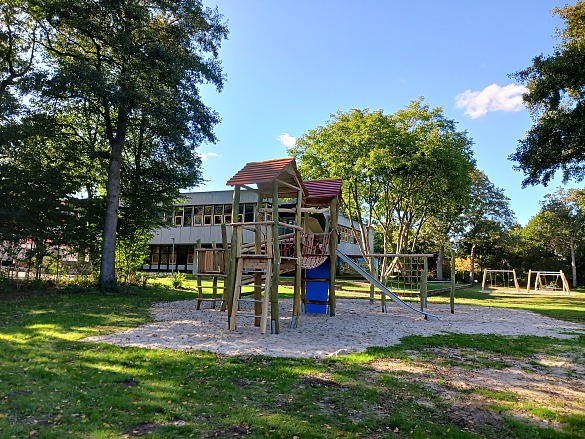 Ein Klettergerüst auf dem Pausenhof der Grundschule Walliser Straße.
