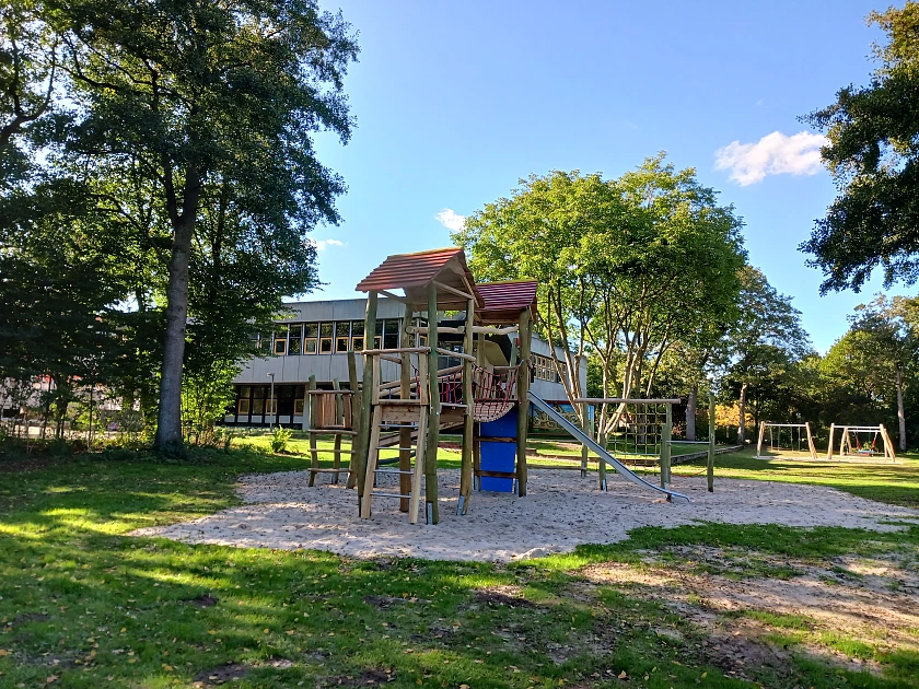 Ein Klettergerüst auf dem Pausenhof der Grundschule Walliser Straße.