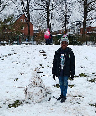 Ein Schüler hat einen Schneemann gebaut