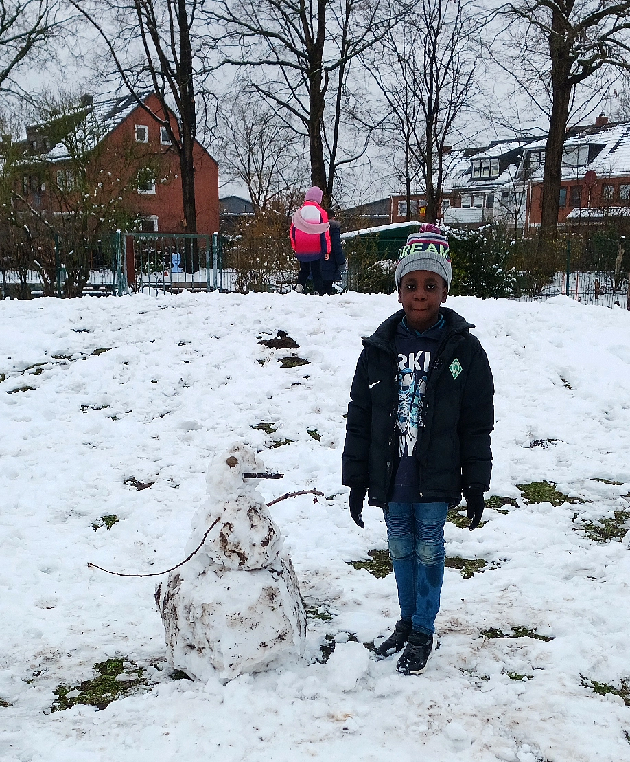 Ein Sch&uuml;ler hat einen Schneemann gebaut