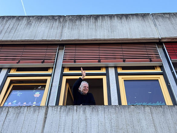 Herr Leimbach winkt aus einem Fenster