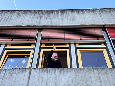Herr Leimbach winkt aus einem Fenster