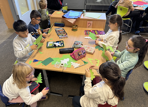 Kinder fertigen Scherenschnitt-Sterne an