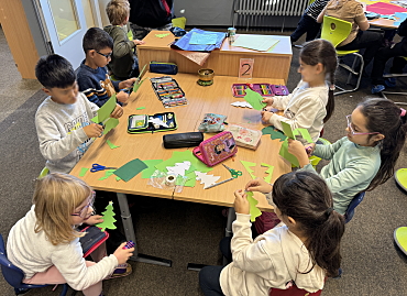 Kinder fertigen Scherenschnitt-Sterne an