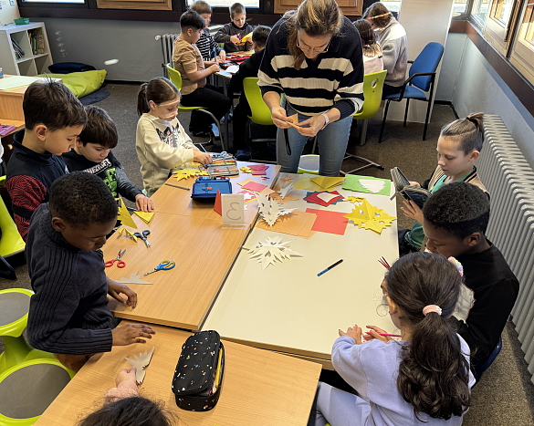 Kinder fertigen Scherenschnitt-Sterne an