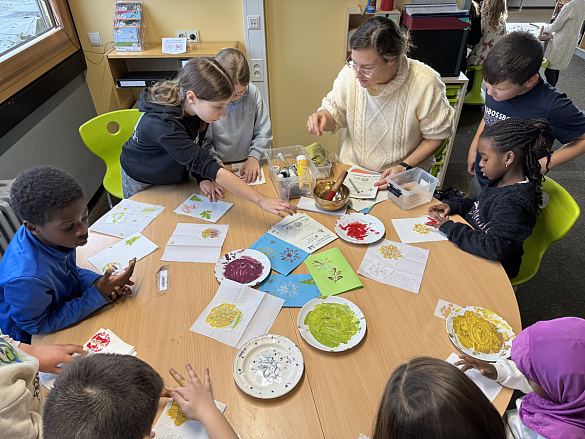 Kinder basteln winterliche Einladungskarten