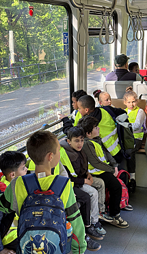 Schüler:innen und Lehrkräfte fahren mit der Straßenbahn