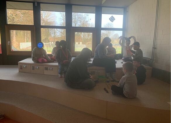 Kinder spielen Gesellschaftsspiele