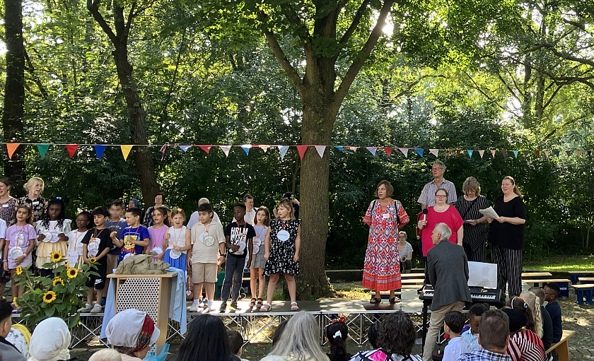 Kinder und Erwachsene auf der Bühne