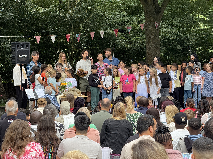 Schüler:innen und das Schulpersonal bei der Einschulung