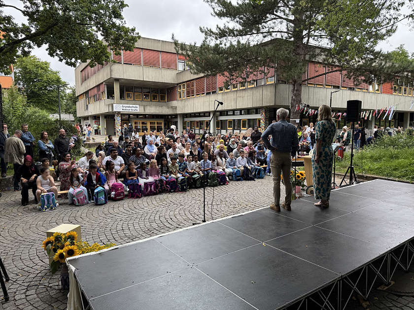 Schüler:innen und das Schulpersonal bei der Einschulung