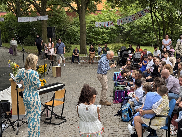 Schüler:innen und das Schulpersonal bei der Einschulung