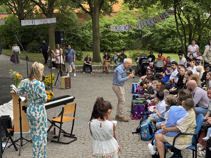 Schüler:innen und das Schulpersonal bei der Einschulung