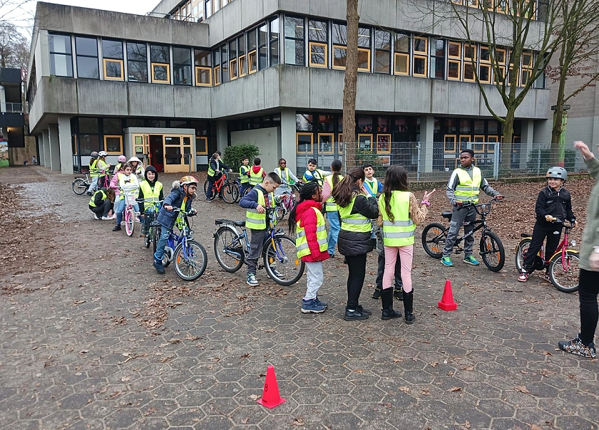 Schülerinnen und Schüler lernen sicheres Fahren mit dem Fahrrad
