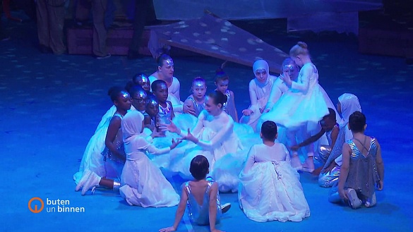 Darsteller:innen der Grundschule Walliser Straße bei der Stadtteiloper