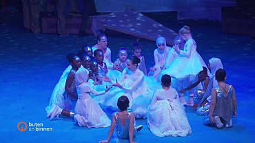 Darsteller:innen der Grundschule Walliser Straße bei der Stadtteiloper