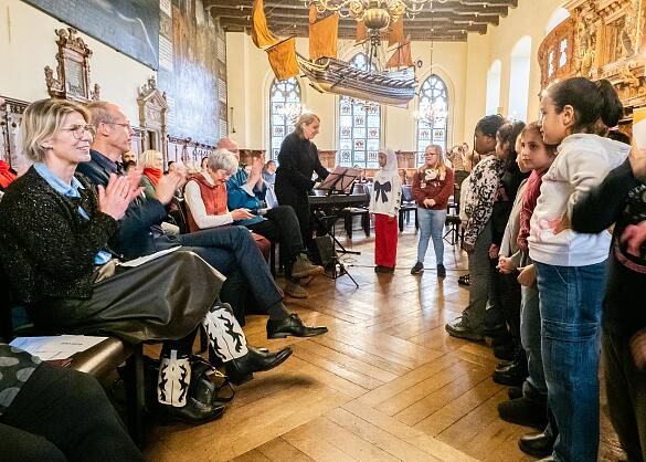 Der Schulchor singt beim Friedenskonzert in der oberen Rathaushalle