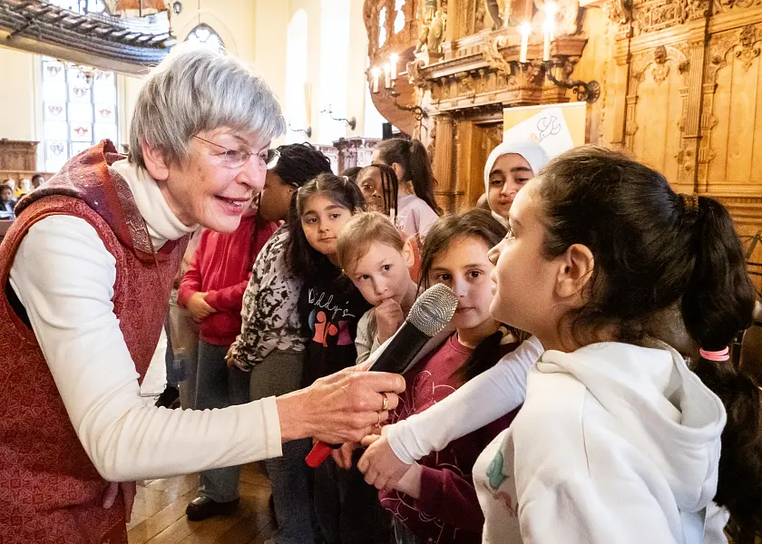 Der Schulchor singt beim Friedenskonzert in der oberen Rathaushalle