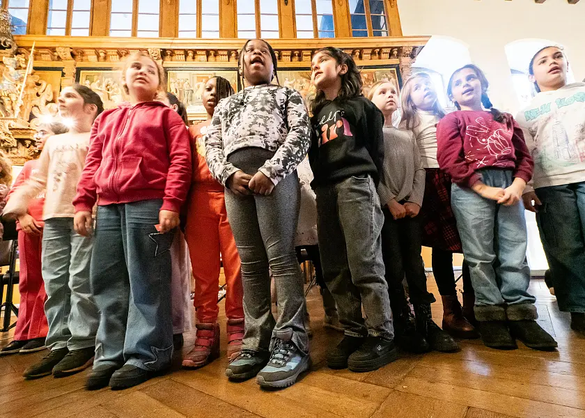 Der Schulchor singt beim Friedenskonzert in der oberen Rathaushalle