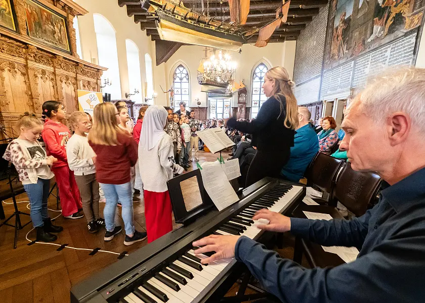 Der Schulchor singt beim Friedenskonzert in der oberen Rathaushalle