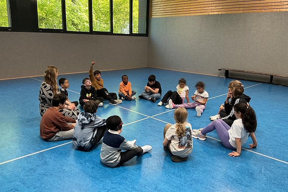 Kinder beim sozialen Training in der Turnhalle