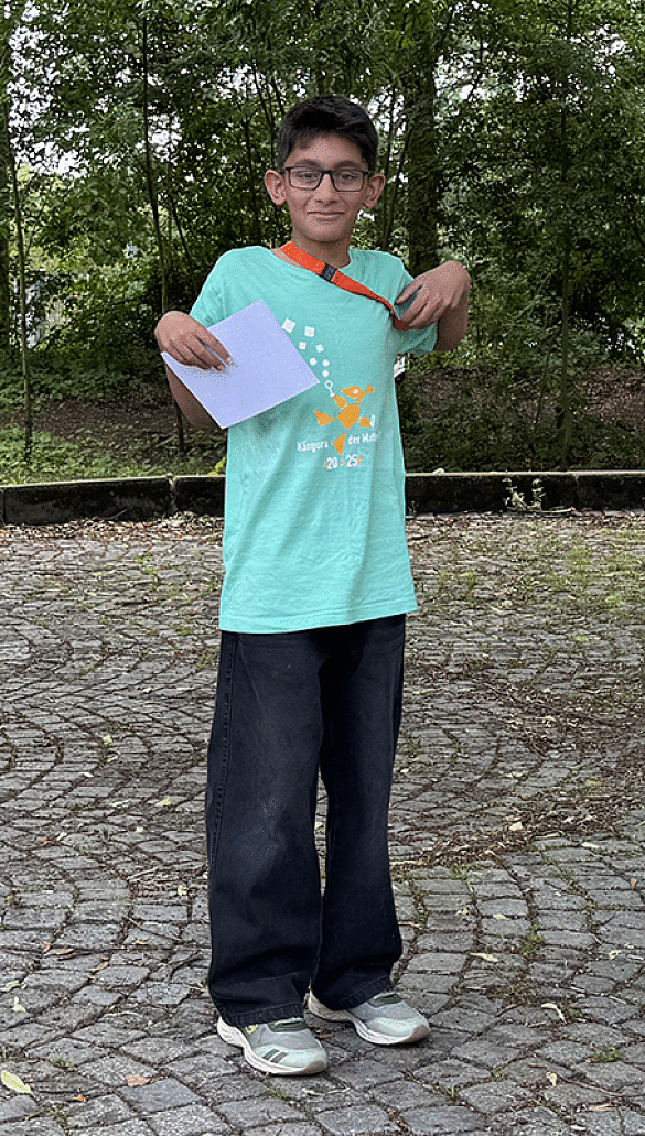 Savio freut sich über seine Urkunde