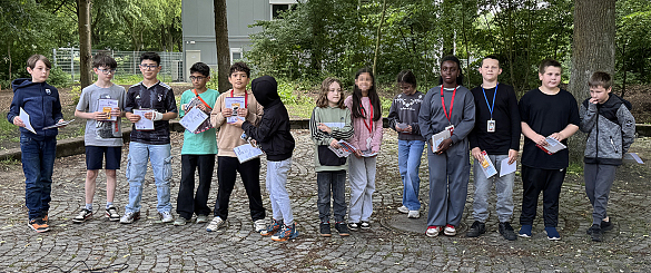 Schülerinnen und Schüler mit ihren Urkunden