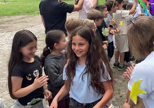 Schüler:innen stehen im Spalier für die Viertklässler:innen