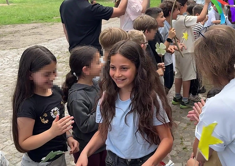 Schüler:innen stehen im Spalier für die Viertklässler:innen