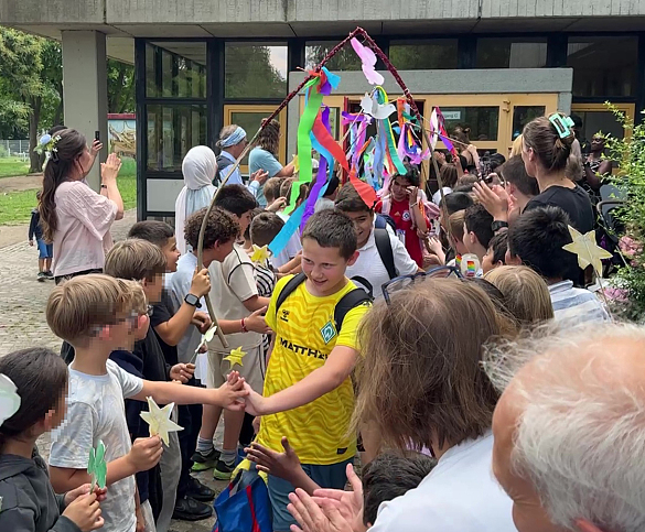 Schüler:innen stehen im Spalier für die Viertklässler:innen