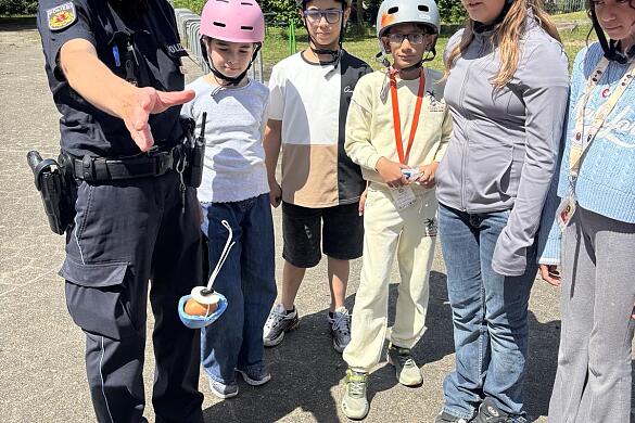 Schülerinnen und Schüler bei der Fahrradprüfung