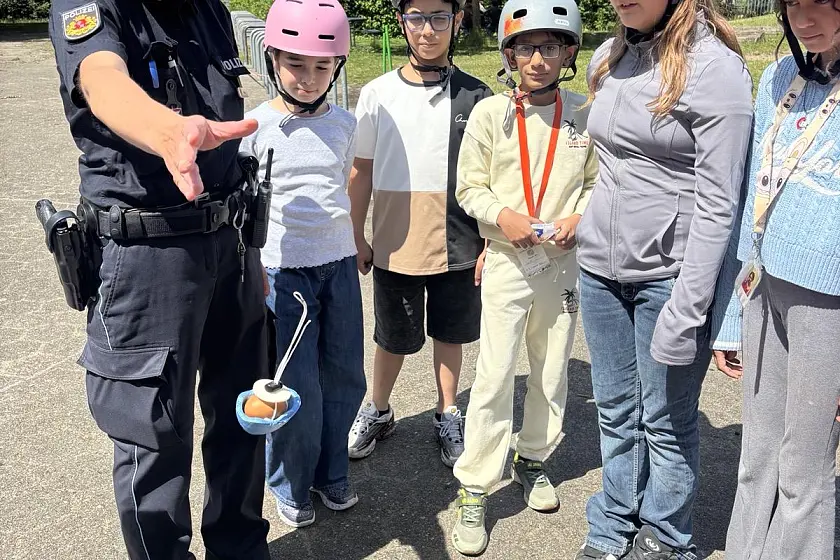 Schülerinnen und Schüler bei der Fahrradprüfung