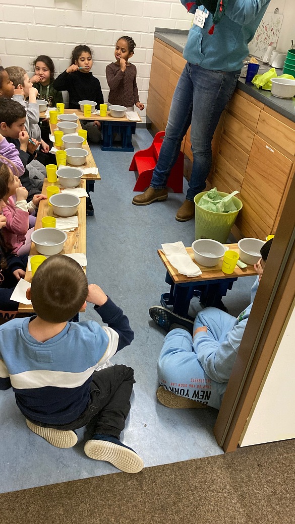 Ein Gruppe Kinder putzt gemeinsam Zähne