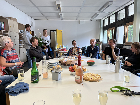 Das Kollegium feiert den 1. Geburtstag der Grundschule Walliser Straße
