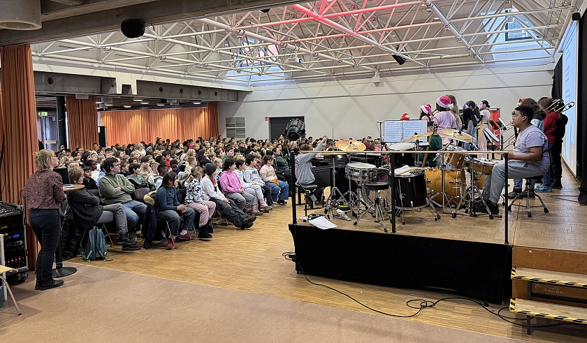 Schüler:innen musizieren in der Aula der GSO vor Publikum