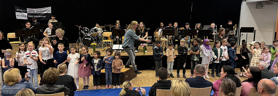 Sch&uuml;lerinnen und Sch&uuml;ler singen gemeinsam