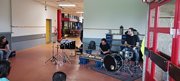 Musiker spielen Schlagzeug und andere Instrumente