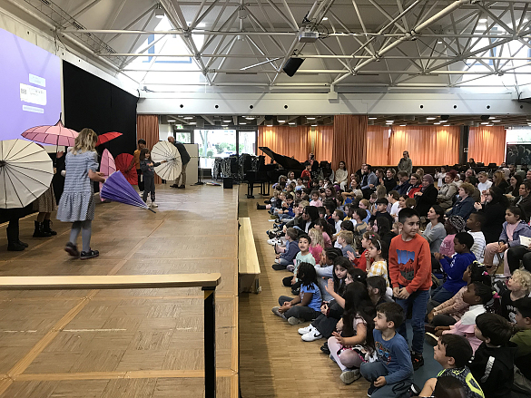 Kinder auf der Bühne in der Aula der GSO