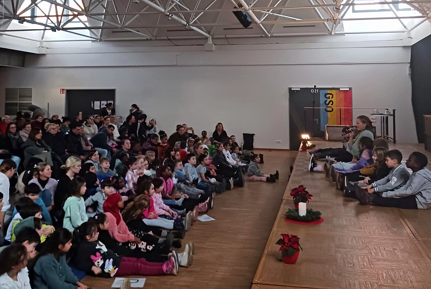 Schülerinnen und Schüler auf der Bühne vor dem Publikum