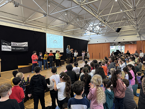 Schüler:innen präsentieren auf der Bühne