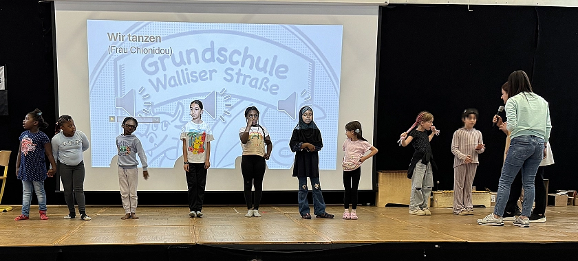 Schülerinnen und Schüler auf der Bühne