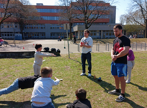 Schülerinnen und Schüler beim Hood Training