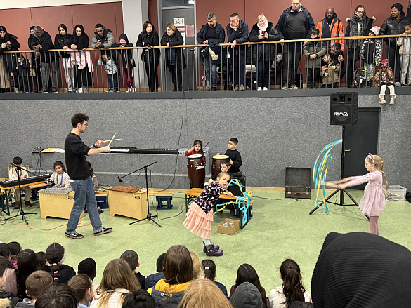 Kinder präsentieren ihr Projekt