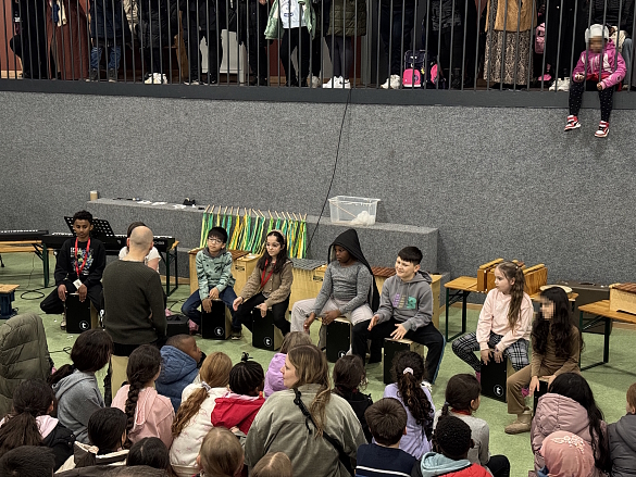 Schülerinnen und Schüler musizieren