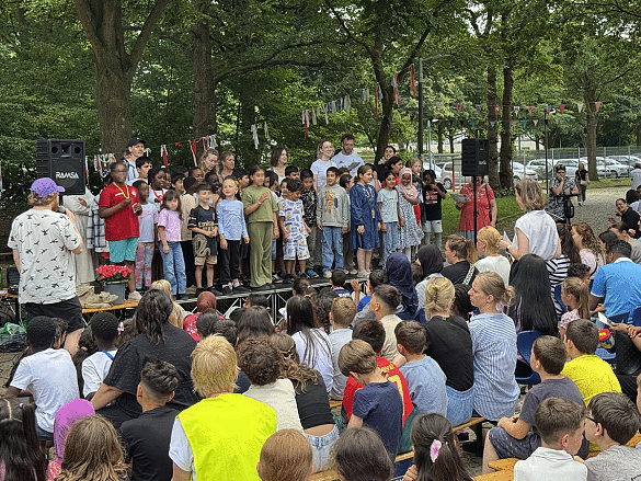 Die Schüler:innen und Erwachsenen eines Lerngruppenquartetts singen das Abschiedslied für ihre Viertklässler:innen