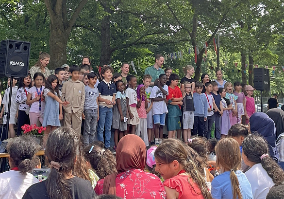 Die Schüler:innen und Erwachsenen eines Lerngruppenquartetts singen das Abschiedslied für ihre Viertklässler:innen