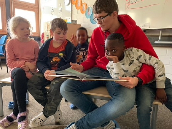 Ein Lehrer liest Kindern vor