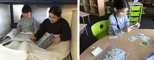 Schülerinnen beim Lesen